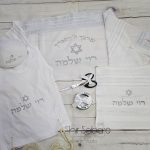 סט חלאקה לילד סטים לחלאקה סט חלאקה עם שם הילד סט חאלקה מהודר סט חלאקה עם ספר תורה לילדים סט חאלקה עם שם לילד טלית לילדים