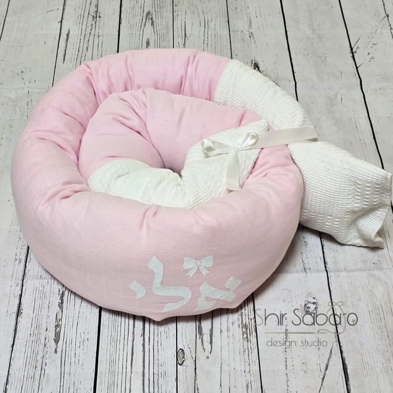 נחשוש לתינוק עם שם מגן מיטה לתינוק מתנה ליולדת נחשוש עם שם התינוק מטטרה