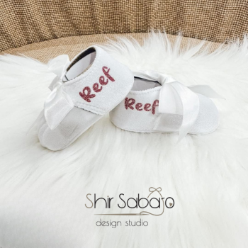נעלים לתינוק עם שם נעליים לנסיכות שנולדו מתנה ליולדת נעלי נסיכות נעליים לתינוקות נעל סטייל לתינוק
