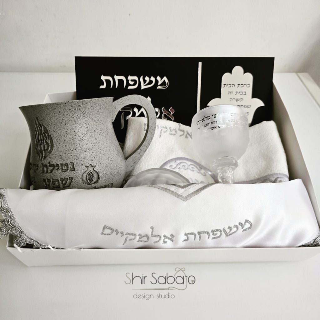 מתנה מהודרת לחנוכת בית מתנות לחנוכת בית מארז יודאיקה מפואר מתנה מפוארת לבית חדש מארז כיסוי חלה ופמוטים