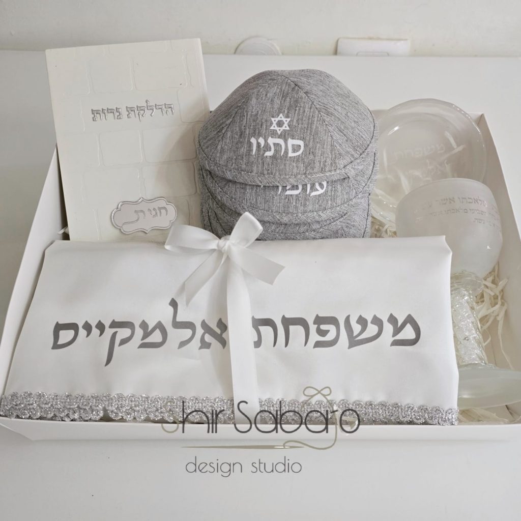 מתנה מהודרת לחנוכת בית מתנות לחנוכת בית מארז יודאיקה מפואר מתנה מפוארת לבית חדש מארז כיסוי חלה ופמוטים